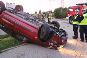 Na alei Warszawskiej w Olsztynie doszło do wypadku, jedno auto dachowało