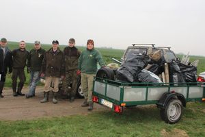 80 worków śmieci i mnóstwo opon w 2 godziny. Echa sprzątania drogi do Borku