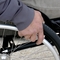 “Na klatce schodowej został pozostawiony niepełnosprawny mężczyzna”. Strażacy pomogli mu dostać się do mieszkania  