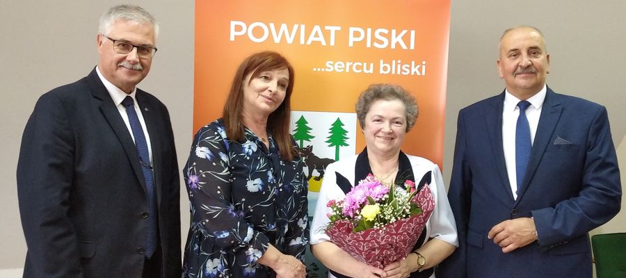 W imieniu Powiatu gratulacje na ręce laureatki złożyli: Marek Wysocki - Wicestarosta Piski, dr Waldemar Brenda - członek Zarządu Powiatu oraz Edyta Polak - Sekretarz Powiatu.