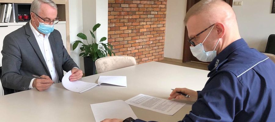 Porozumienie w sprawie obsługi Centrum Monitoringu Wizyjnego na terenie miasta Pisz podpisali Andrzej Szymborski, Burmistrz Pisza oraz mł. Insp. Marcin Kubas, Komendant Powiatowy Policji w Piszu