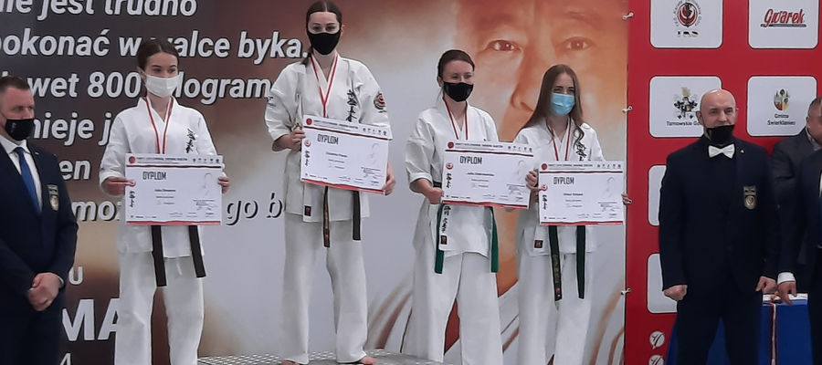 Bartoszyckie zawodniczki wywalczyły dwa brązowe medale w Mistrzostwach Polskiej Federacji Karate Shinkyokushinkai 2021