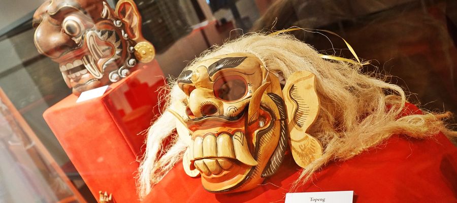 Zwiedzający poznają wiele ciekawostek związanych z indonezyjską kulturą