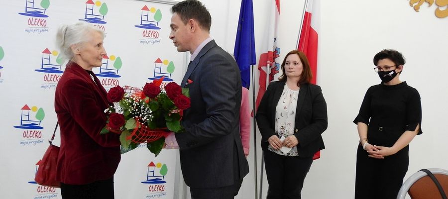 Krystyna Nurzyńska-Jakuszko odbiera medal „Zasłużony dla Olecka” przyznany pośmiertnie jej mężowi Andrzejowi Jakuszko