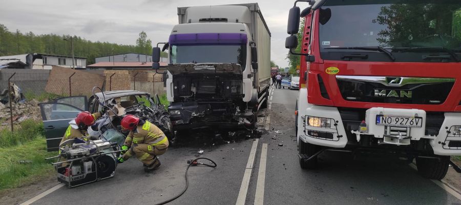 Z nieznanych przyczyn volkswagen passat czołowo zderzył się z samochodem ciężarowym