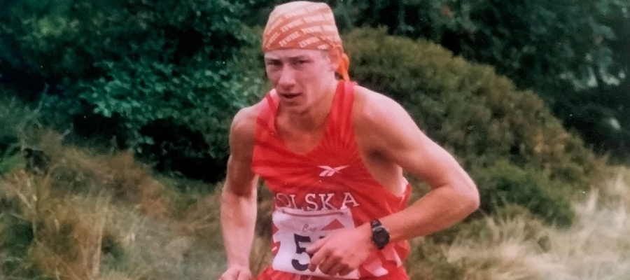 Mariusz Pawłowski na trasie górskiego biegu, w barwach kadry narodowej. Zdjęcie archiwalne 