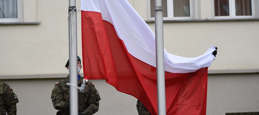 Z okazji Dnia Flagi przed Warmińsko-Mazurskim Urzędem Wojewódzkim uroczyście podniesiono biało-czerwoną flagę - symbol naszej Ojczyzny.