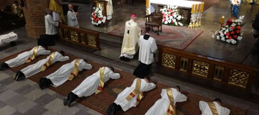 W konkatedrze św. Jakuba w Olsztynie abp Józef Górzyński udzielił święceń prezbiteriatu 7 diakonom 