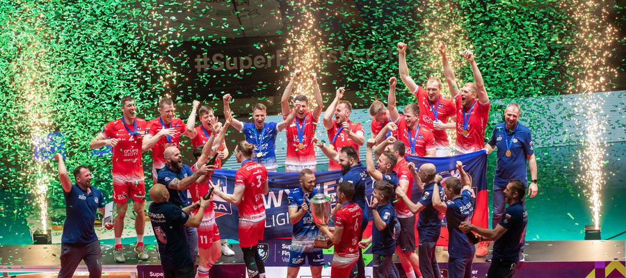 Siatkarze ZAKSY Kędzierzyn świętują zwycięstwo, dzięki któremu przeszli do historii polskiego sportu