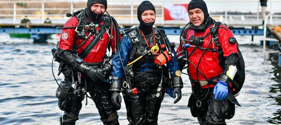 Adriana Banasiak (na zdjęciu w środku) z Klubu Nurkowego IOWA w Iławie. Na fotografii także nurkowie: Rafał Dąbrowski (z lewej) oraz Cezary Barszczewski podczas sobotniego (17 kwietnia) sprzątania dna Jezioraka