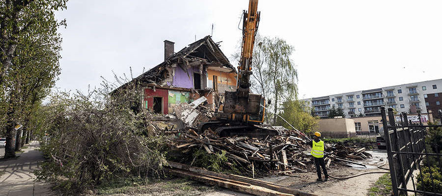 Dziś rozpoczęła się rozbiórka budynku przy Komeńskiego 3 w Elblągu