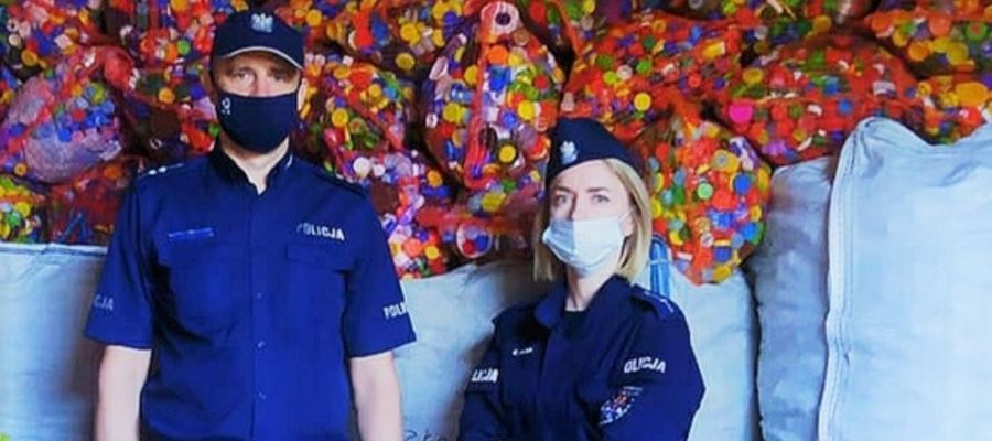 Policjanci z Sejn dostarczyli ponad pół tony plastikowych korków. To wszystko dla 4-letniego Marcela z Pisza