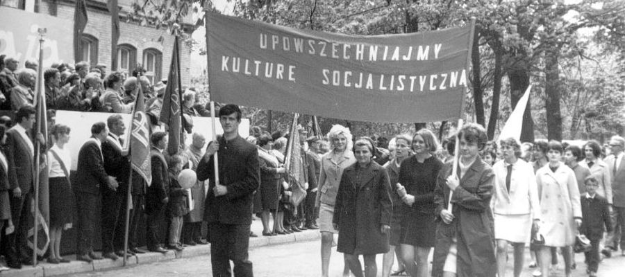 Pochody pierwszomajowe z hasłami czasem trudnymi do ogarnięcia...
