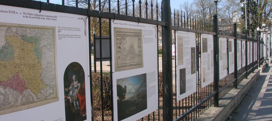Wystawa znajduje się na przęsłach ogrodzenia parkowego od strony ulicy Żeromskiego w Mławie