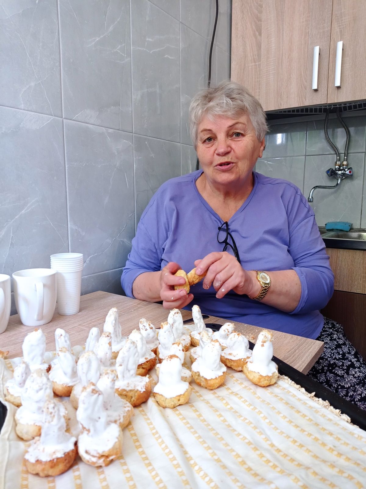 Barbara Martul przygotowuje poczęstunek na Dzień Matki