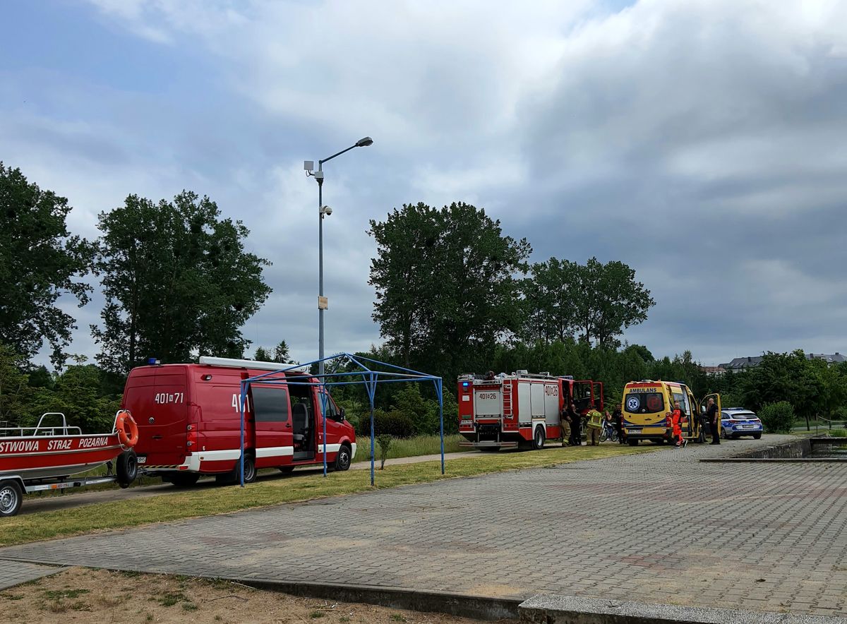 Nad Jeziorkiem Mleczarskim w Bartoszycach topił się nastolatek. Interweniowały wszystkie służby ratunkowe.