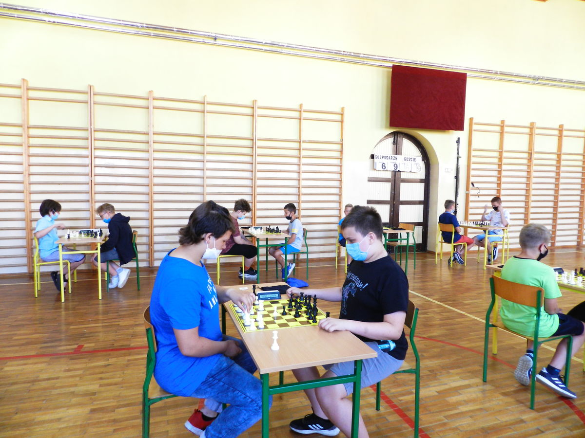 W turnieju uczestniczyło 35 zawodników z klas I-VIII Szkoły Podstawowej
 w Górowie Iławeckim.