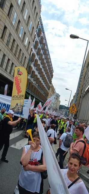 Olsztyńska Solidarność manifestuje sprzeciw w Warszawie