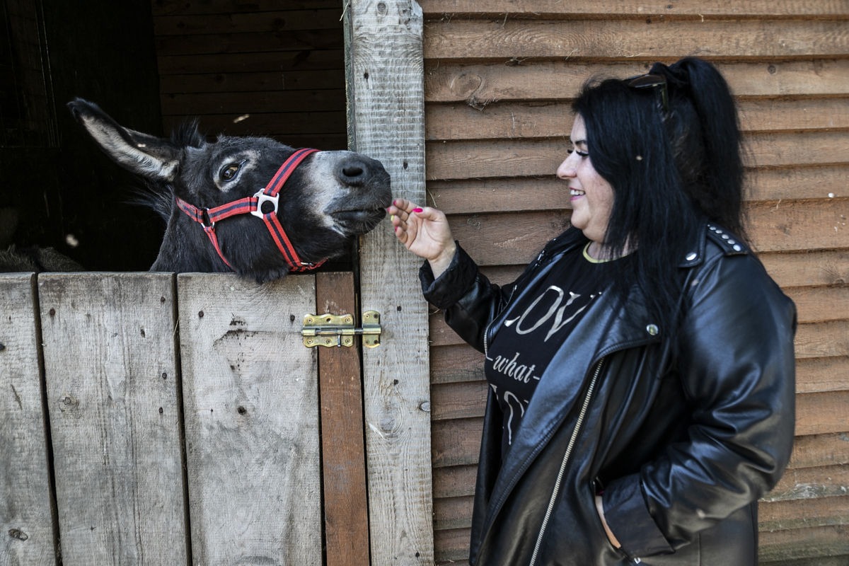 Beata jest związana z azylem od początku. Jako inspektorka do spraw ochrony zwierząt uczestniczy w interwencjach i odwiedza targi koni