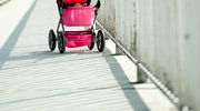 Jak chronić dziecko przed upałami? Czy przykrywać wózek pieluchą?
