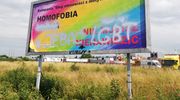 Bilbord LGBT w Olsztynie zdewastowany. Wandal(e) napisał wulgarne hasła