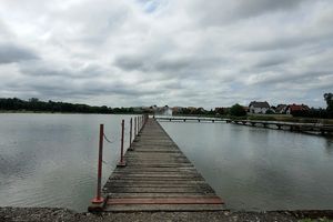Urząd Miasta Bartoszyce zaplanował przebudowę pomostu przy Jeziorku Mleczarskim
