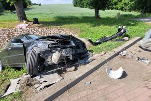 Powiat Olsztyński: kierowca volvo wyprzedzał na podwójnej ciągłej i wylądował w rowie