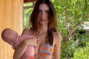 Burza wśród internautów: Emily Ratajkowski pokazała jak trzyma synka!
