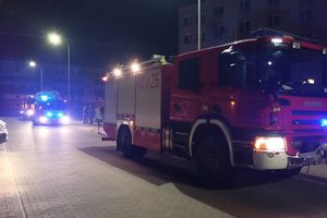 BARTOSZYCE. Kolejne podpalenie w budynku przy Wyszyńskiego 24. FILM, ZDJĘCIA