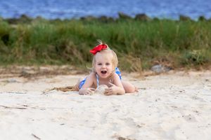 Dziecko na plaży. W stroju czy bez? [SONDA]