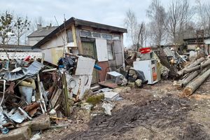 Zbiera śmieci i złom. Mieszkańcy Grajwa koło Giżycka są wściekli