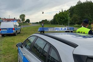 Auto z lawetą zjechało na DK15 w Łąkach. Poszkodowanego zabrał LPR