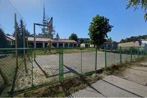 Auta zaparkują na placu zabaw?