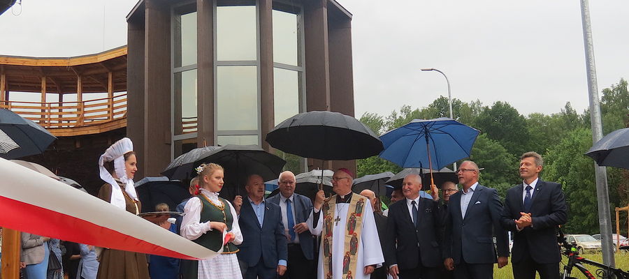 Tężnię w Lidzbarku Warmińskim poświęcił arcybiskup Józef Górzyński. Przeciął także wstęgę, obok między innymi posła Jacka Protasa, starosty Jana Harhaja i burmistrza Jacka Wiśniowskiego