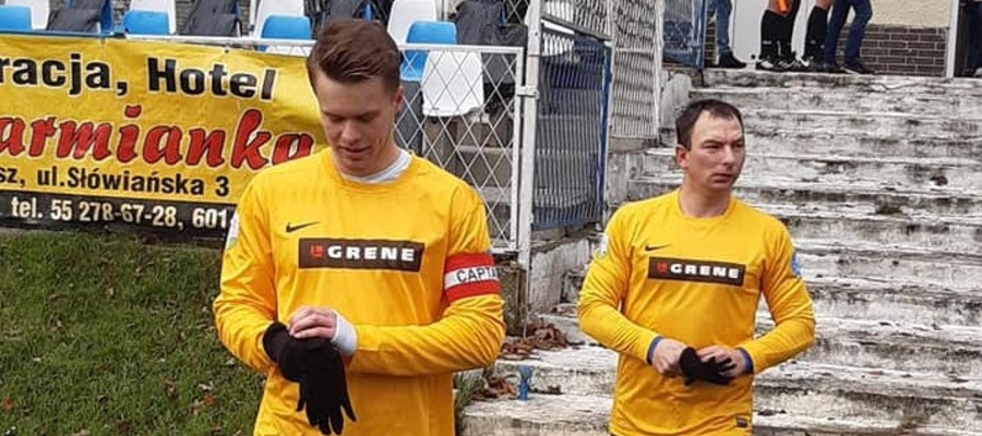 Łukasz Luliński i Krystian Staniec wychodzą na boisko — od tych dwóch piłkarzy Unii Susz będzie wiele zależało w barażowym dwumeczu z Błękitnymi Pasym
