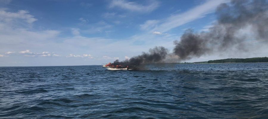 Czterech poszkodowanych żeglarzy, w tym dwóch cięzko w pożarze na jeziorze Śniardwy