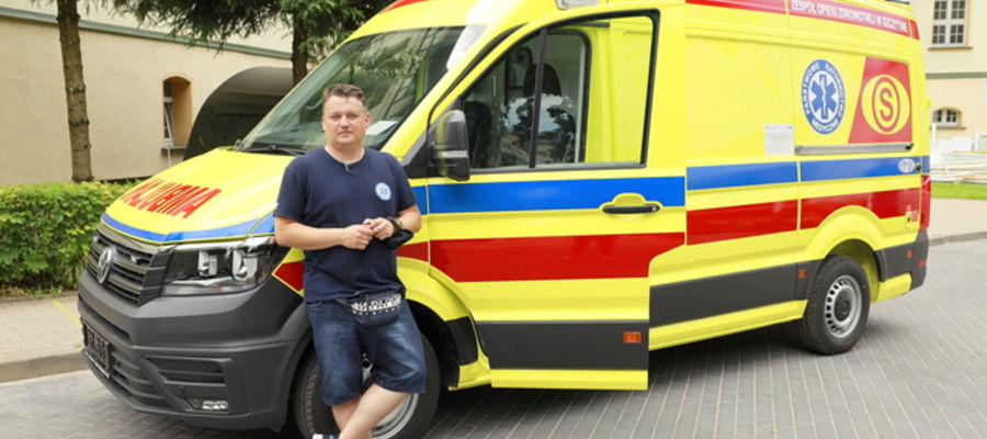 Grzegorz Achremczyk, koordynator pogotowia ratunkowego w Szczytnie oraz nowo zakupiona karetka