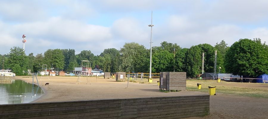 Fot. Każdego dnia rankiem plaża miejska jest posprzątana i przygotowana na gości. Wieczorem to zupełnie inny krajobraz...