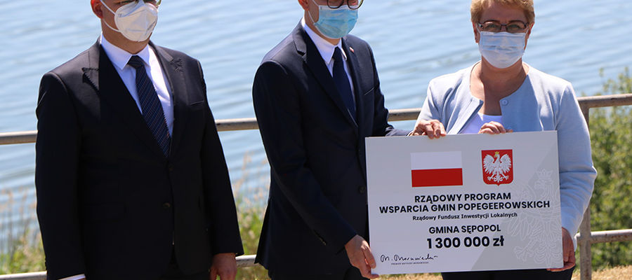 p. Artur Chojecki, wojewoda warmińsko-mazurski., p. Błażej Poboży wiceminister MSWiA, p.Irena Wołosiuk, burmistrz Sępopola 