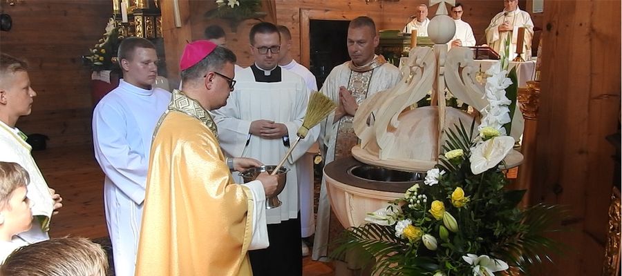 Moment święcenia chrzcielnicy przez biskupa toruńskiego