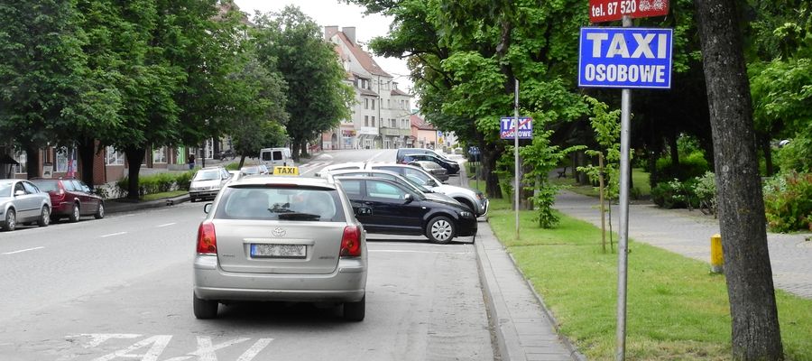 Od połowy lipca 2021 r. w centrum Olecka pozostanie jedynie postój taxi na wysokości budynku przy Pl. Wolności 25 (obok parkingu naprzeciwko banku)