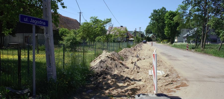 W ramach przebudowy ulicy Jagodnej powstaną m.in. nowa nawierzchnia drogi, nowe oświetlenie, chodnik oraz zjazdy do posesji