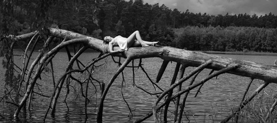 Modelka Karolina Smolarek na "położonym" drzewie na jeziorze Czyste w okolicach Smolnik