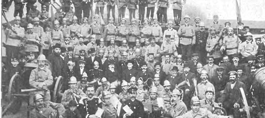 Orkiestra Strażacka (w dolnym rzędzie) podczas obchodów 25-lecia mławskiej straży.