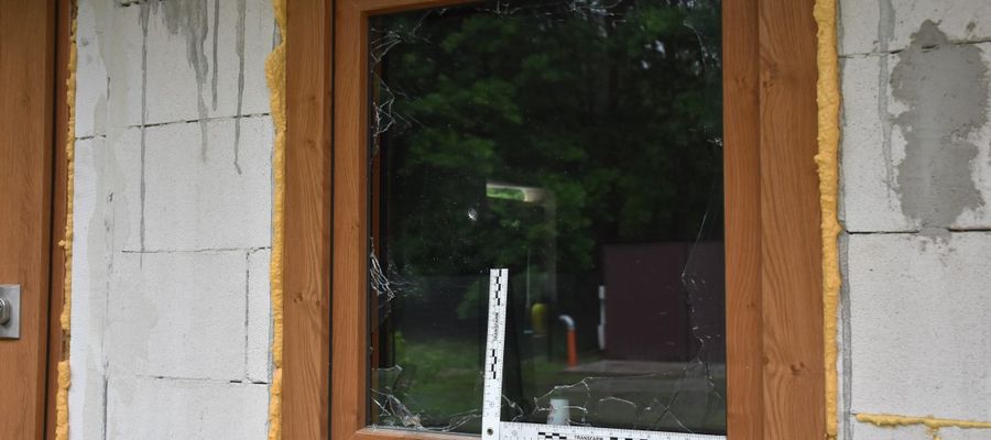 W akcie agresji 32-latek powybijał młotkiem szyby w oknach i drzwiach nowo wybudowanego domu