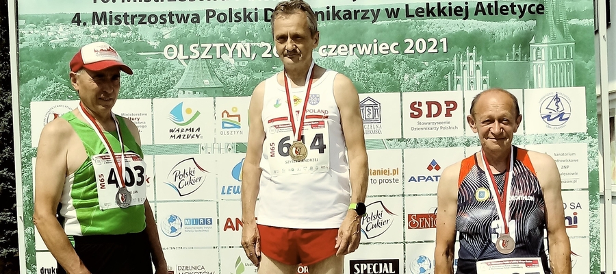 Andrzej Szysler z Susza na najwyższym stopniu podium Mistrzostw Polski Mastersów w konkurencji bieg przez płotki na 300 metrów, kat. wiekowa 65-69 lat