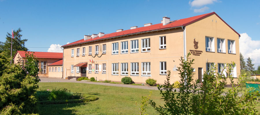 W tle budynek Szkoły Podstawowej w Wojciechach