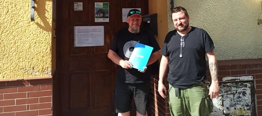 Umowę z WFOŚiGW podpisali  Mariusz Grodzki i Bartek Niewiadomski ze Stowarzyszenia M14StO