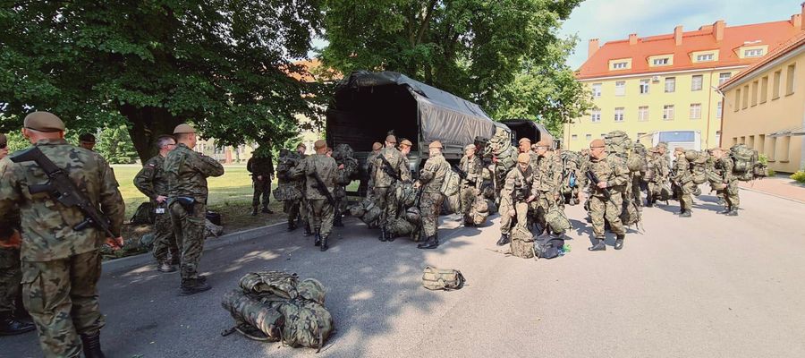 Terytorialsi szykują się do wyjazdu na poligon w Wędrzynie. 