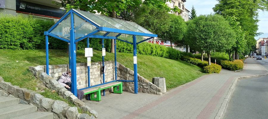 W Ostródzie trwa wymiana wiat przystankowych
